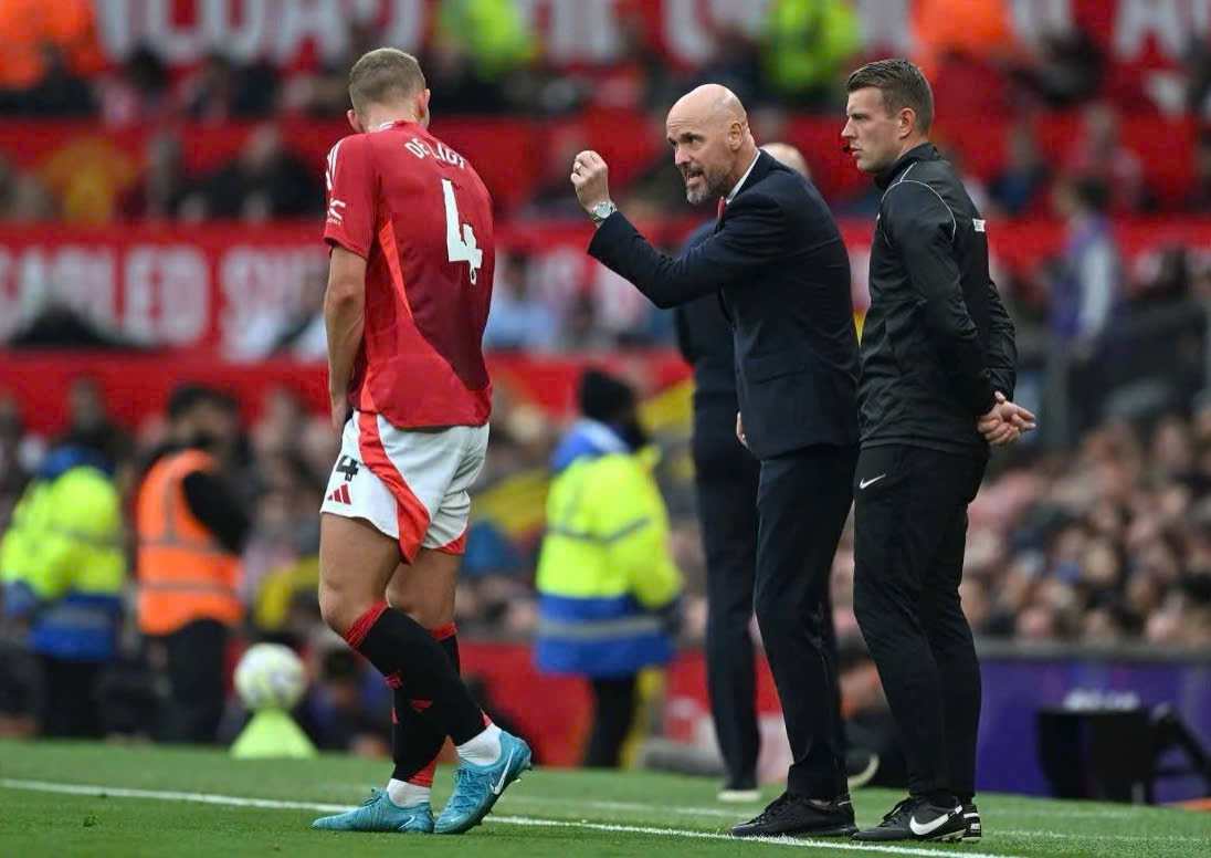 Ten Hag có thể bị Man United sa thải bất cứ lúc nào.  Ảnh: MUFC