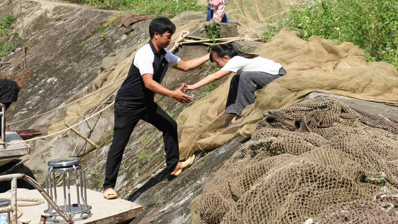 According to Mr. Thuc, despite the difficulties, parents still try to overcome them and hope their children will strive to study hard to have a brighter future. Photo: Minh Nguyen