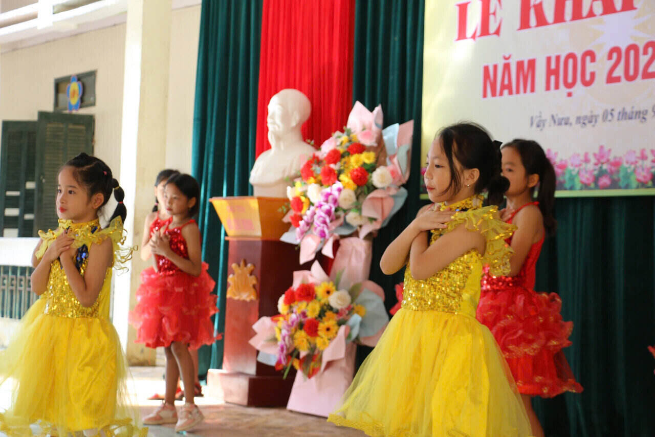 Many performances were performed to welcome students to the new school year.