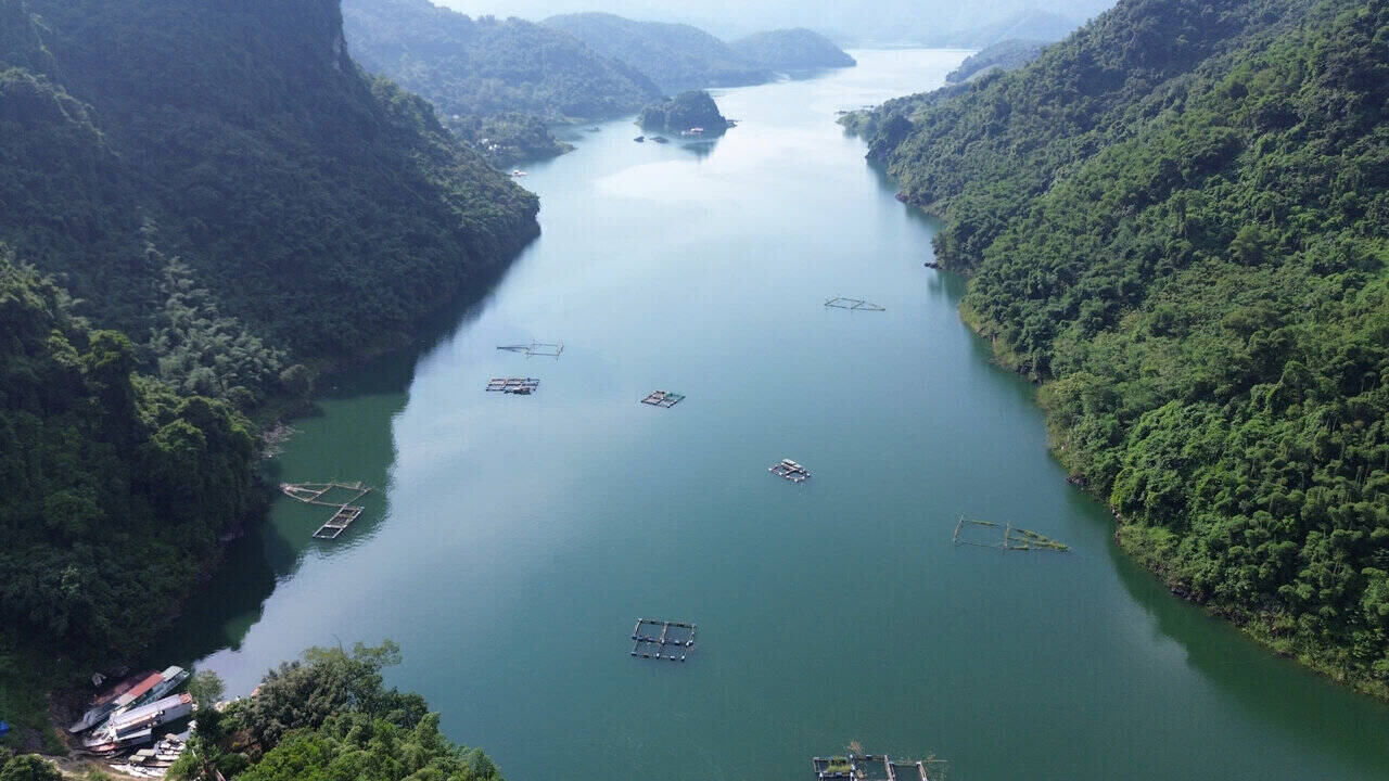 The Hoa Binh Reservoir has complex terrain and a sparse population on many small islands. As a result, their children’s travel and education have become more difficult. Photo: Minh Nguyen