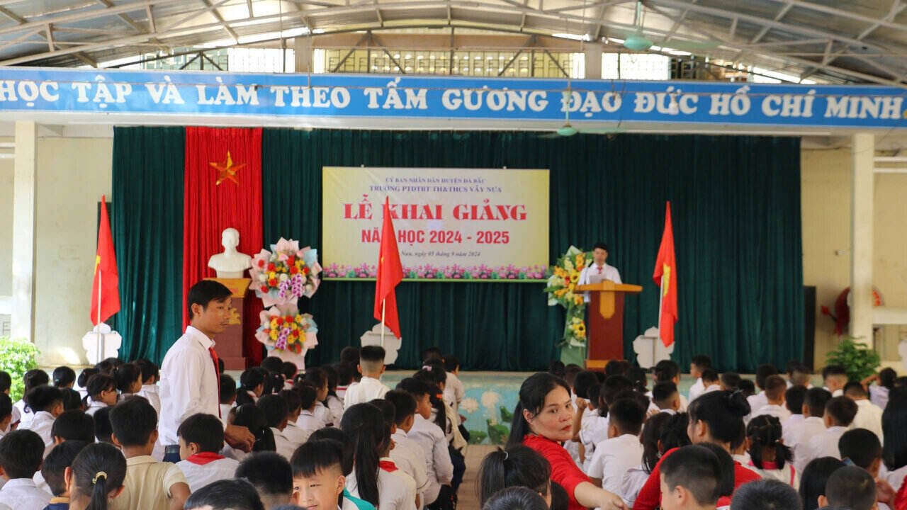 Đúng 8h, đã diễn ra Lễ khai giảng năm học 2024-2025 Trường PTDT Bán trú TH&THCS Vầy Nưa. Ảnh: Minh Nguyễn