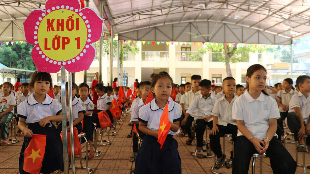 Students in Hoa Binh lake area happily welcome the new school year.