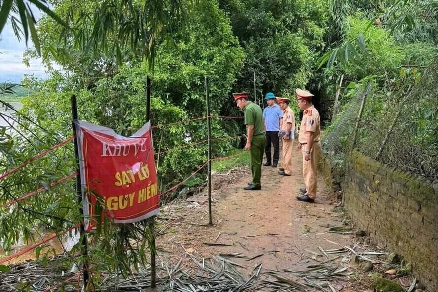 Authorities inspect the landslide incident on the Red River section passing through Ban Nguyen commune. Photo: Phu Tho Provincial Police.