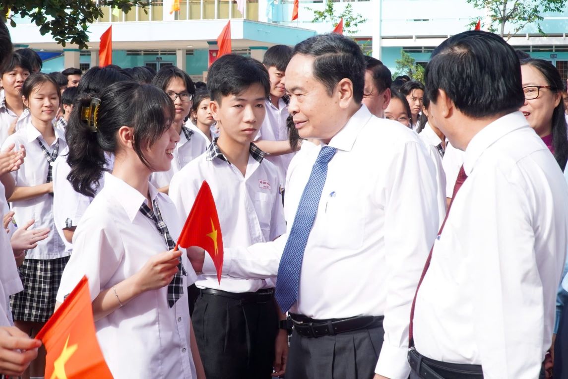 National Assembly Chairman Tran Thanh Man encouraged students at the beginning of the new school year. Photo: Ta Quang