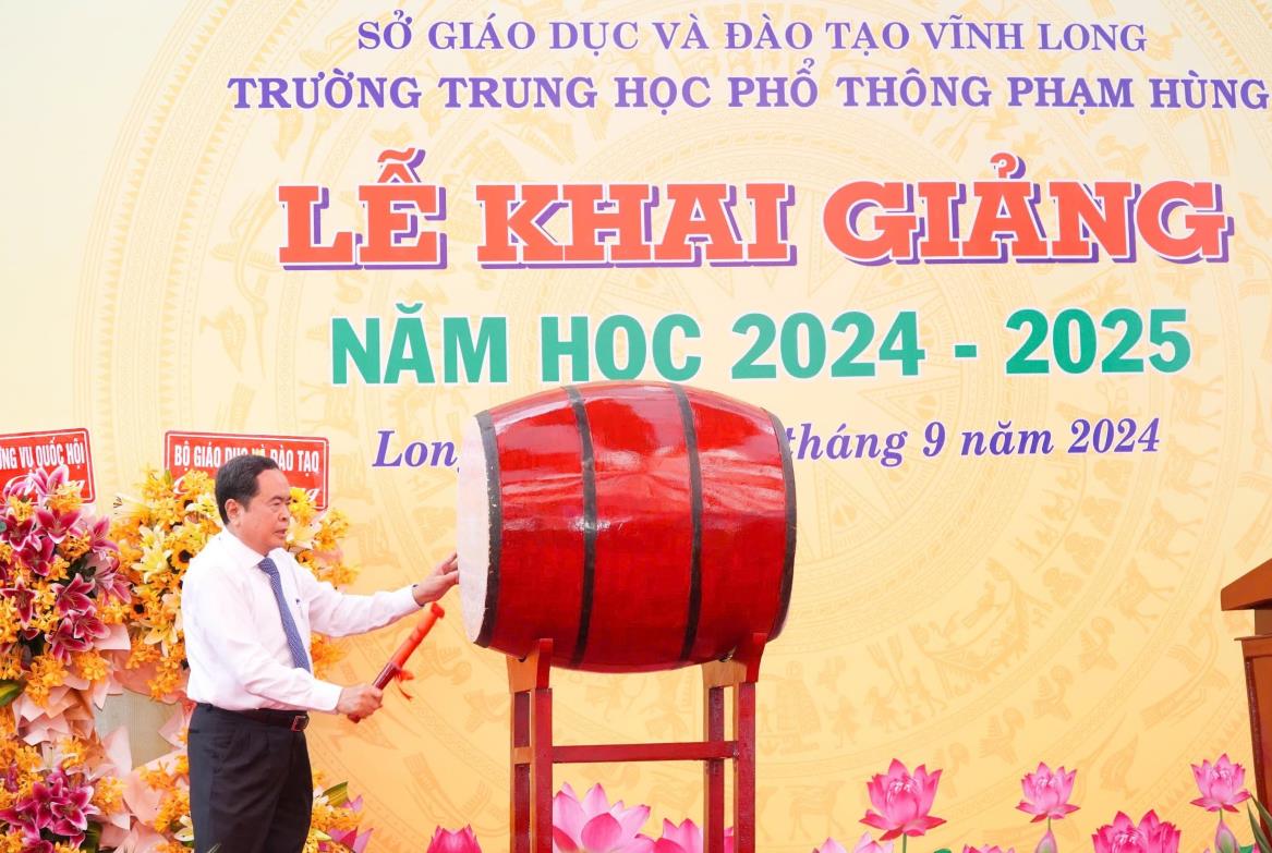 National Assembly Chairman Tran Thanh Man beats the drum to open the new school year. Photo: Ta Quang