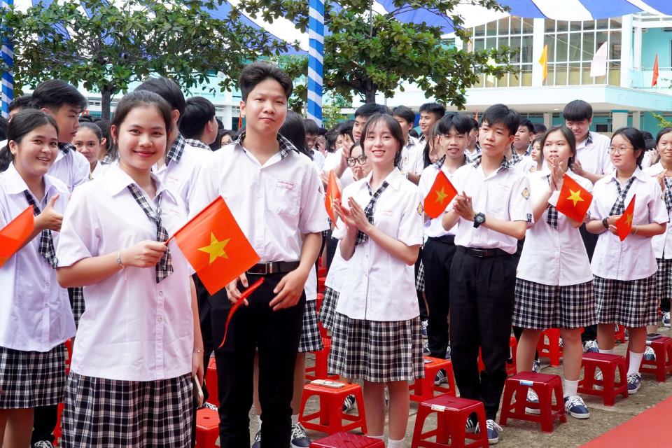 Students happily welcome the new school year. Photo: Ta Quang