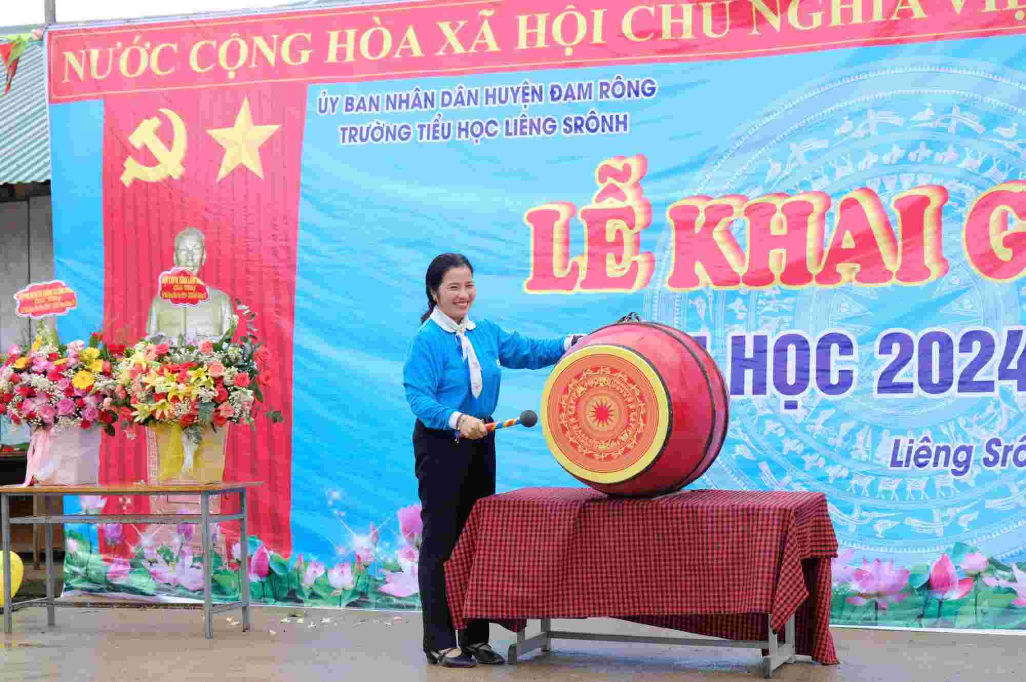 Ms. Pham Thi Anh Tuyet - President of the Provincial Women's Union beats the drum to open the new school year. Photo: Hong Tham