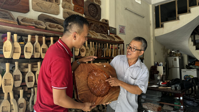 Ông Trần Văn Bản (Hà Nội) có hơn 40 năm làm khuôn bánh Trung thu bằng gỗ. Ảnh: Hoàng Lộc