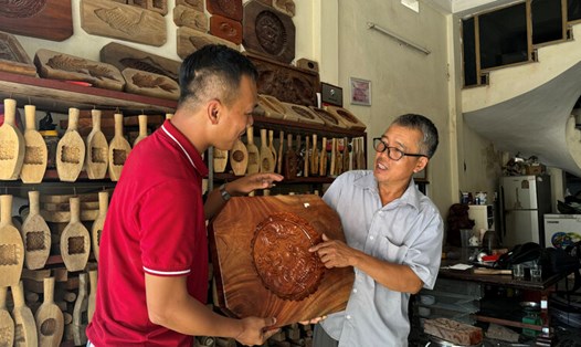 Ông Trần Văn Bản (Hà Nội) có hơn 40 năm làm khuôn bánh Trung thu bằng gỗ. Ảnh: Hoàng Lộc