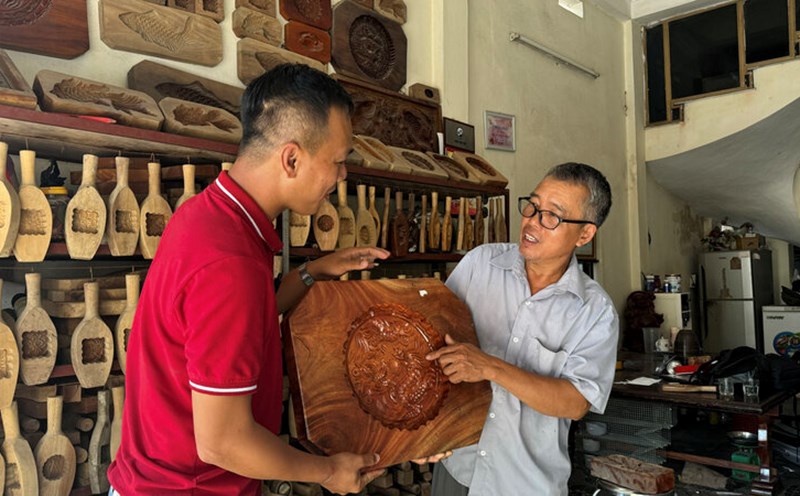 Ông Trần Văn Bản (Hà Nội) có hơn 40 năm làm khuôn bánh Trung thu bằng gỗ. Ảnh: Hoàng Lộc