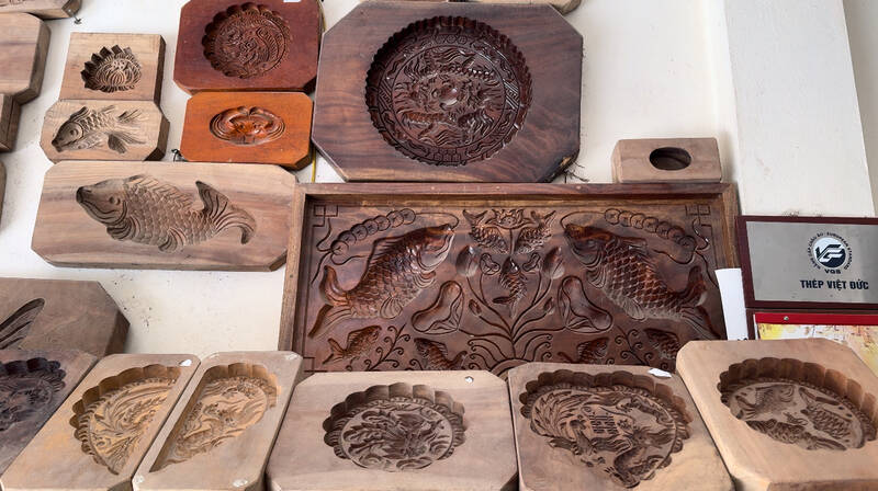 Many moon cake molds are specially made with large sizes and many patterns, costing tens of millions of VND/mold. Photo: Hoang Loc