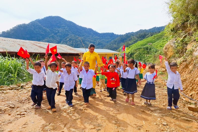 Lễ khai giảng trên lưng chừng mây ở nóc ông Phụng, xã Trà Dơn, huyện Nam Trà My, Quảng Nam. Ảnh Hoàng Bin