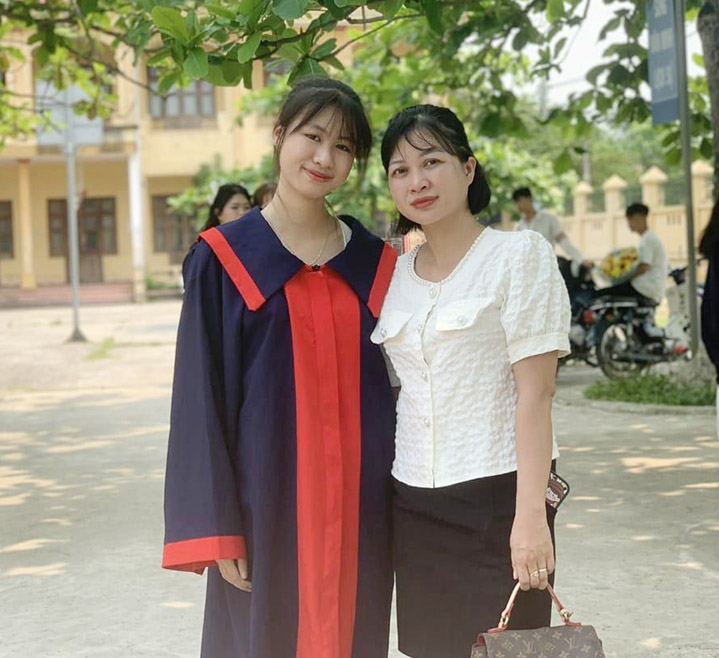 Ms. Ly and her daughter are preparing to enter university. Photo: NVCC.