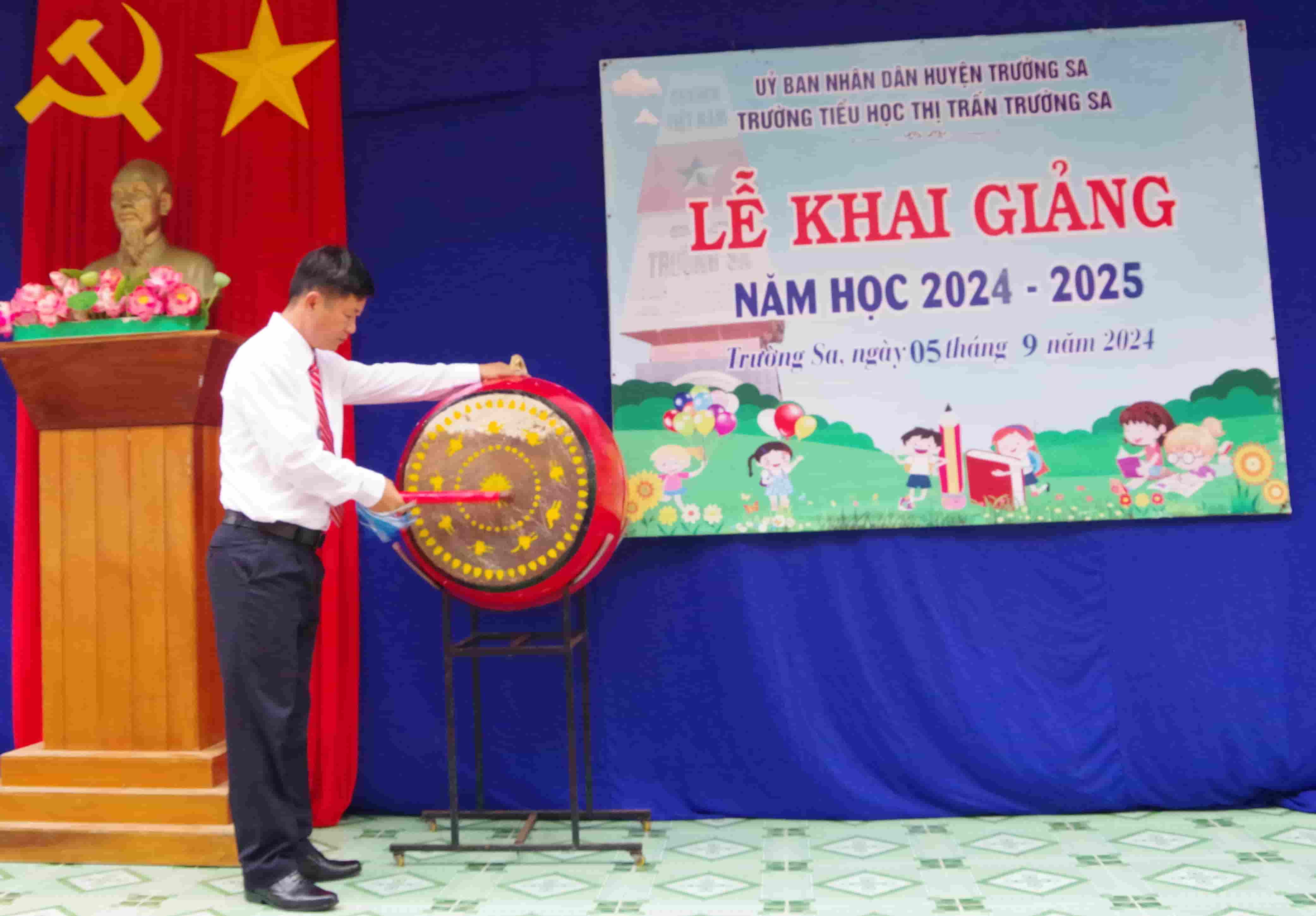 Mr. Tran Quang Phu - Chairman of Truong Sa Town People's Committee beats the drum to open the new school year. Photo: Khanh Hoa