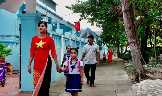 Học sinh ở huyện đảo Trường Sa dự lễ khai giảng năm học mới. Ảnh: Khánh Hòa