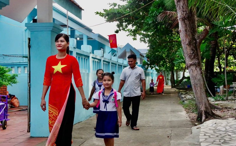 Học sinh ở huyện đảo Trường Sa dự lễ khai giảng năm học mới. Ảnh: Khánh Hòa