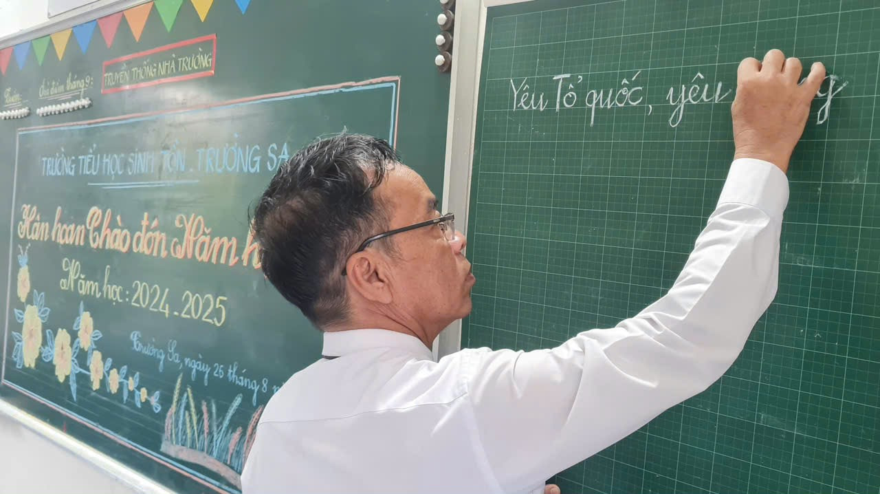 The first class at Sinh Ton Primary School. Photo: Khanh Hoa