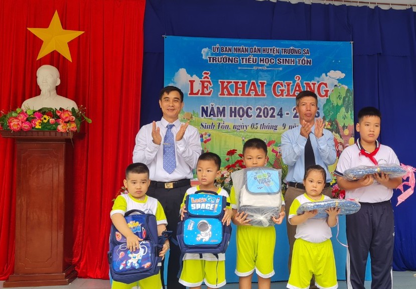 Representatives of Truong Sa District People's Committee and Sinh Ton Primary School presented gifts to children on the opening day of school. Photo: Khanh Hoa