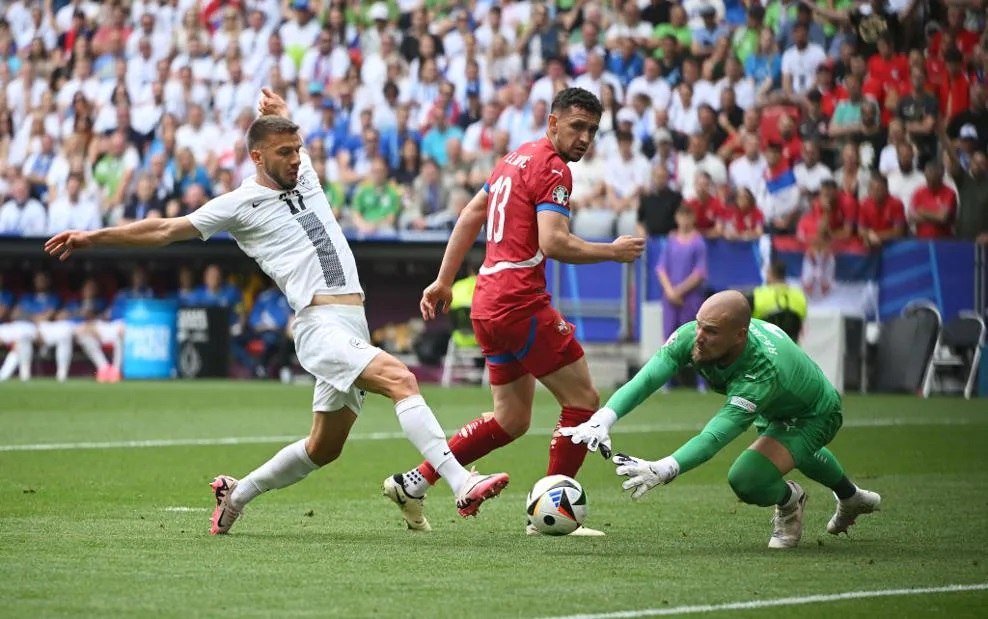 Serbia (red shirts) will not have many key players to compete against Spain. Photo: UEFA