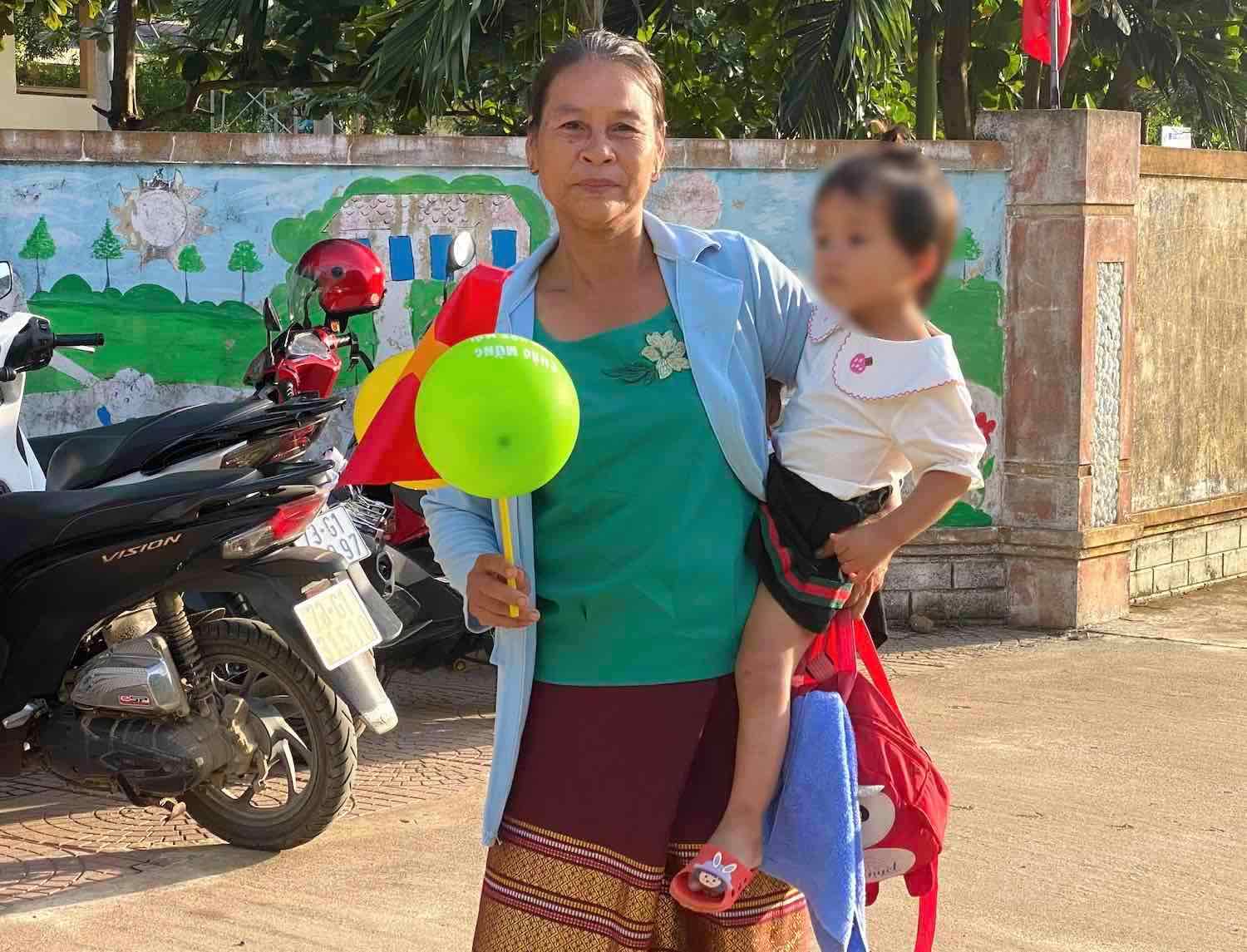 From early morning on September 5, many students were brought by their parents to Truong Son Kindergarten to attend the opening ceremony of the new school year. Photo: Cong Sang