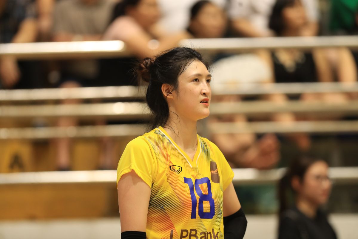 Middle blocker Luu Thi Hue will gradually return from a torn ligament injury in 2023. Photo: Hoang Hue