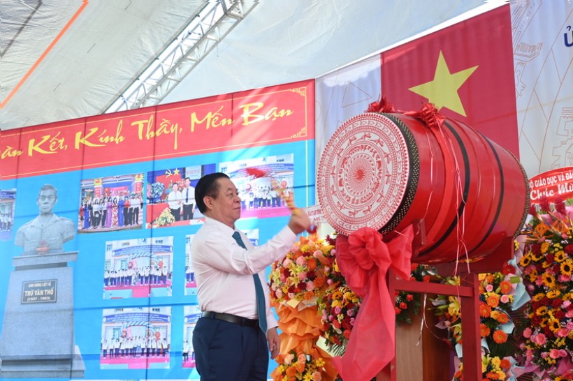 Senior Lieutenant General Nguyen Trong Nghia - Politburo member, Secretary of the Party Central Committee, Head of the Central Propaganda Department - beats the drum to open the 2024-2025 school year. Photo: Thanh Nhan