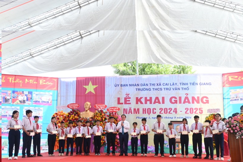 Senior Lieutenant General Nguyen Trong Nghia - Politburo member, Secretary of the Party Central Committee, Head of the Central Propaganda Department - awarded scholarships to students. Photo: Thanh Nhan