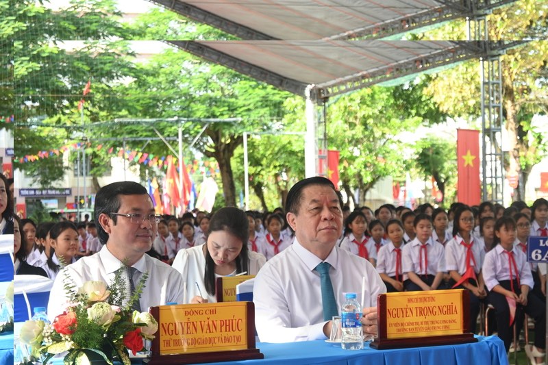 Senior Lieutenant General Nguyen Trong Nghia - Politburo member, Secretary of the Party Central Committee, Head of the Central Propaganda Department (right) - attended the opening ceremony of the 2024-2025 school year at the Secondary School