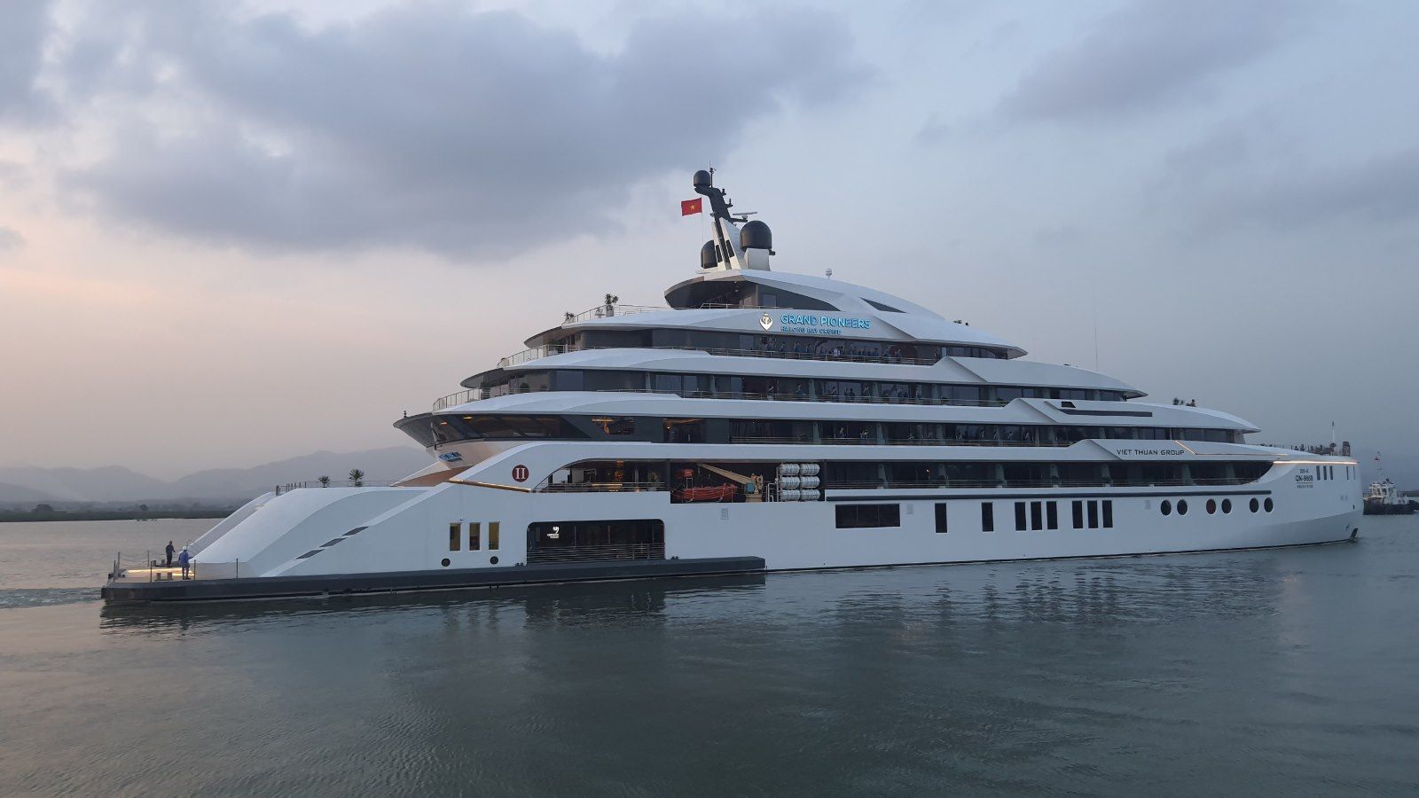 Because of the freedom of design, overnight boats on Ha Long Bay are diverse in style and model. Photo: Nguyen Hung