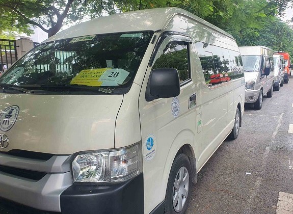 A car picks up and drops off students at a school in Ho Chi Minh City. Photo: Chan Phuc