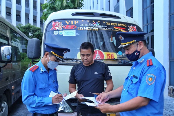 Checking school buses in Hanoi. Photo: Khanh Le