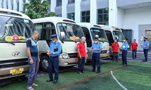 Trước thềm năm học mới, Hà Nội kiểm tra các xe chở học sinh. Ảnh: Khánh Lê