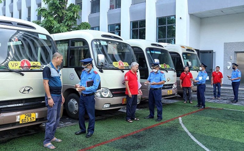 Trước thềm năm học mới, Hà Nội kiểm tra các xe chở học sinh. Ảnh: Khánh Lê