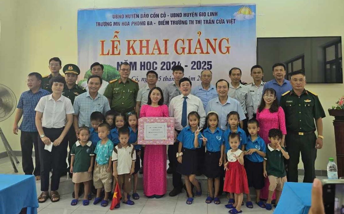 Giáo viên, học sinh nhận quà của UBND huyện đảo Cồn Cỏ và các lực lượng đóng quân trên đảo nhân dịp khai giảng. Ảnh: H.Nguyên.