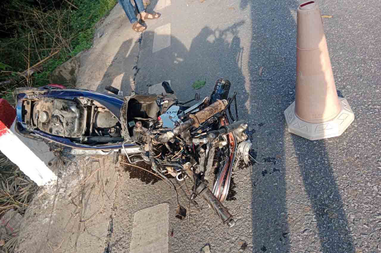 The motorbike was also deformed after the accident. Photo: Tran Tuan.