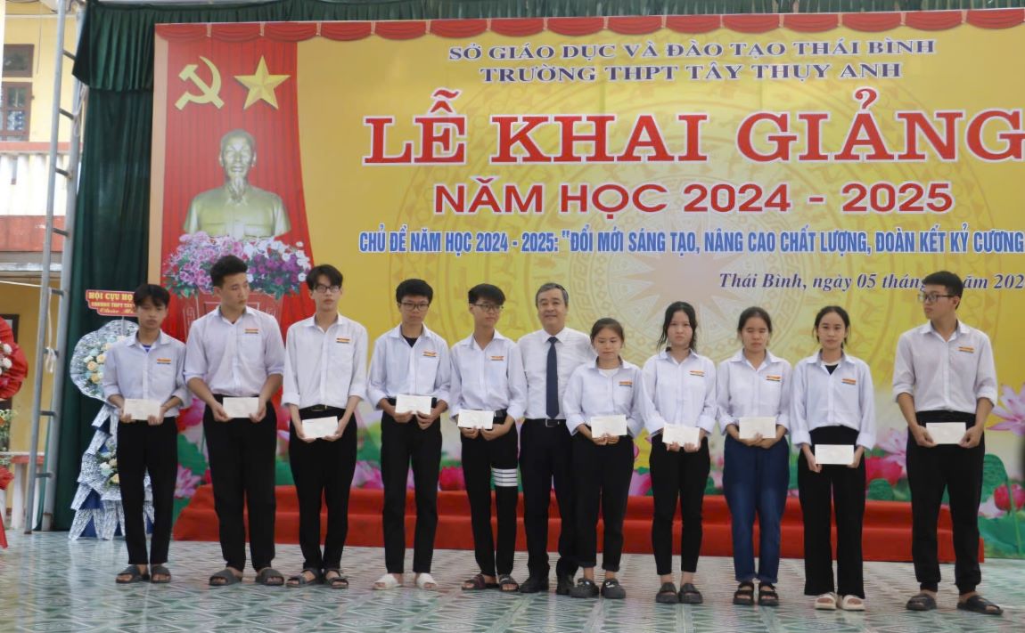 Thai Binh Provincial Party Secretary Ngo Dong Hai presents gifts to students who have overcome difficulties to study well. Photo: Nam Hong