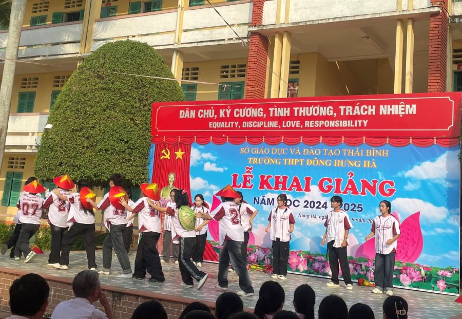 Art performance to welcome the new school year at Dong Hung Ha High School. Photo: Nam Hong