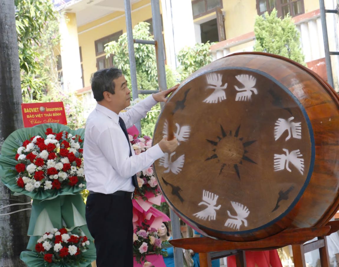 Thai Binh Provincial Party Secretary Ngo Dong Hai attended and beat the drum to open the new school year at Tay Thuy Anh High School. Photo: Nam Hong