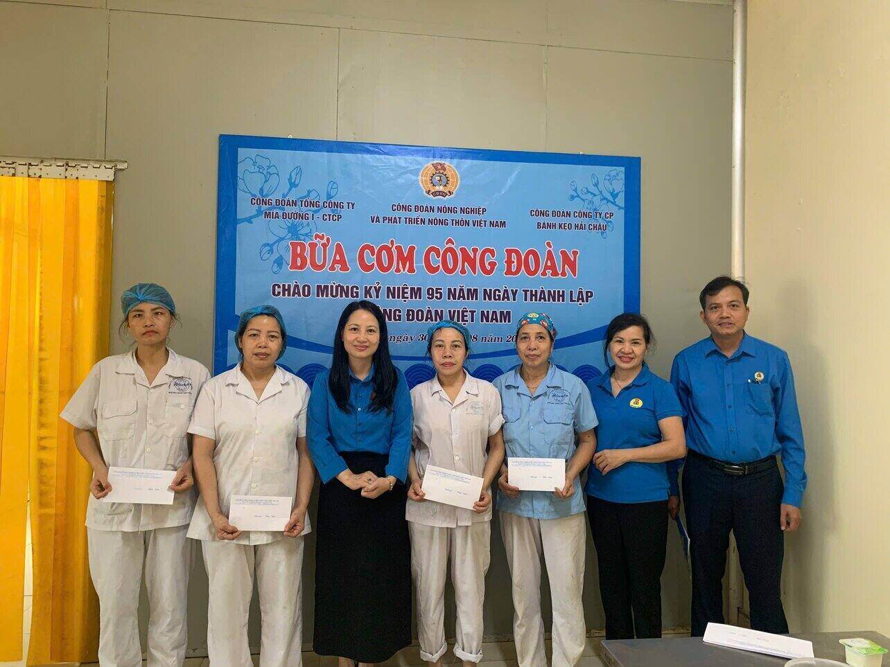 Công đoàn Nông nghiệp và Phát triển nông thôn Việt Nam trao hỗ trợ đoàn viên, người lao động tại Bữa cơm Công đoàn ở Nhà máy Bánh kẹo Hải Châu 1. Ảnh: Hương Mai