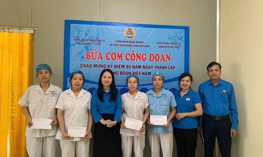 Công đoàn Nông nghiệp và Phát triển nông thôn Việt Nam trao hỗ trợ đoàn viên, người lao động tại Bữa cơm Công đoàn ở Nhà máy Bánh kẹo Hải Châu 1. Ảnh: Hương Mai