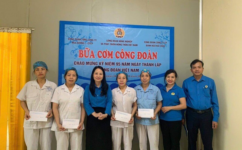 Công đoàn Nông nghiệp và Phát triển nông thôn Việt Nam trao hỗ trợ đoàn viên, người lao động tại Bữa cơm Công đoàn ở Nhà máy Bánh kẹo Hải Châu 1. Ảnh: Hương Mai