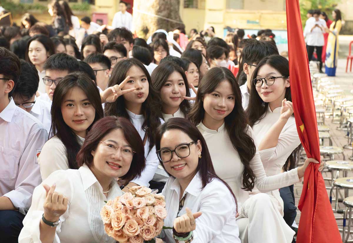 Teachers and students of Viet Duc High School happily welcome the new school year.