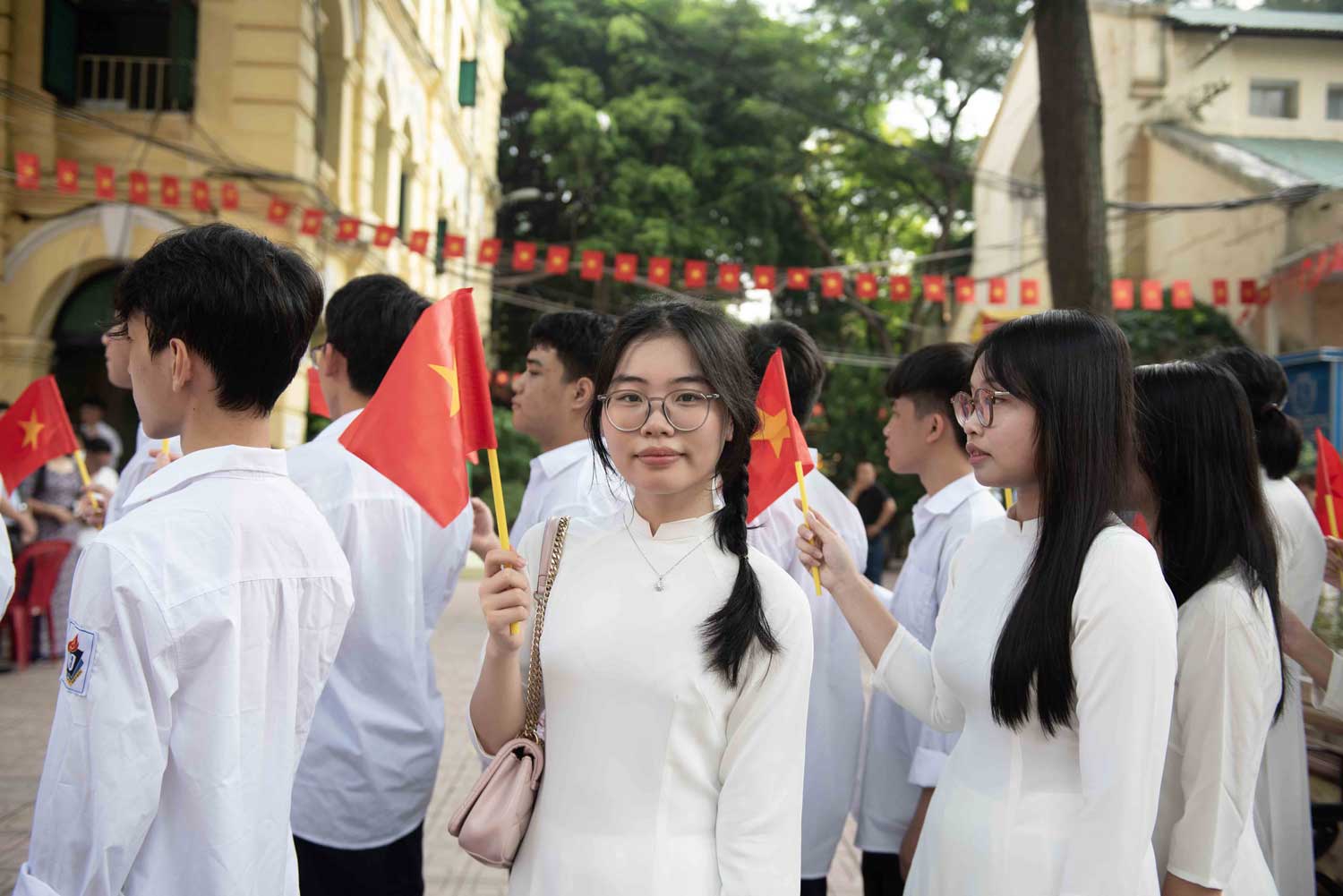 10th grade female students are cheerful on the opening day.