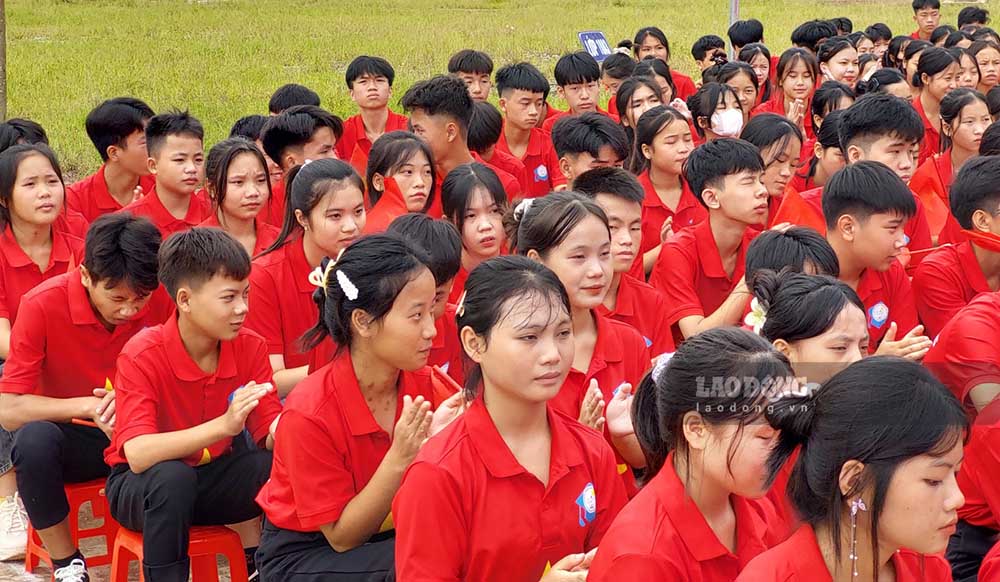 Các em học sinh của ngôi trường này hầu hết đều là con em đồng bào các dân tộc ở huyện vùng cao biên giới Nậm Pồ - một huyện non trẻ nhất cả nước và cũng là huyện khó khăn nhất của tỉnh Điện Biên.