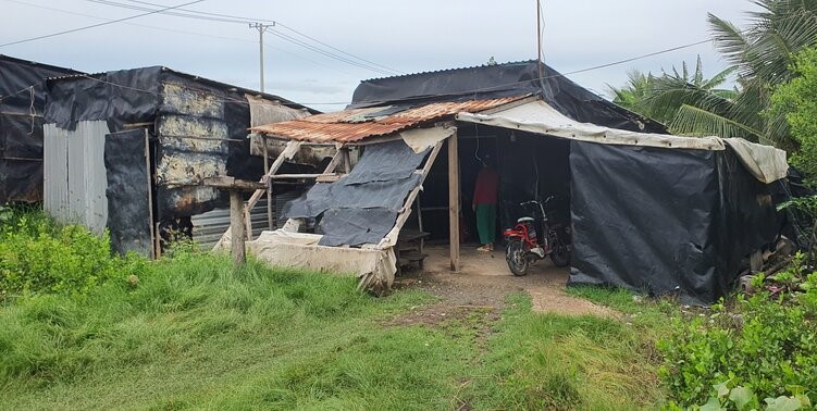 A makeshift house of a household in Vinh Trach Dong commune, Bac Lieu city, Bac Lieu province. Photo: Nhat Ho