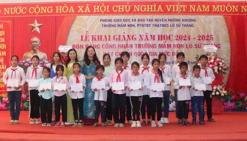 Lãnh đạo tỉnh Lào Cai tham dự, tặng qua cho học sinh nhân ngày khai giảng năm học mới. Ảnh: Đơn vị cung cấp