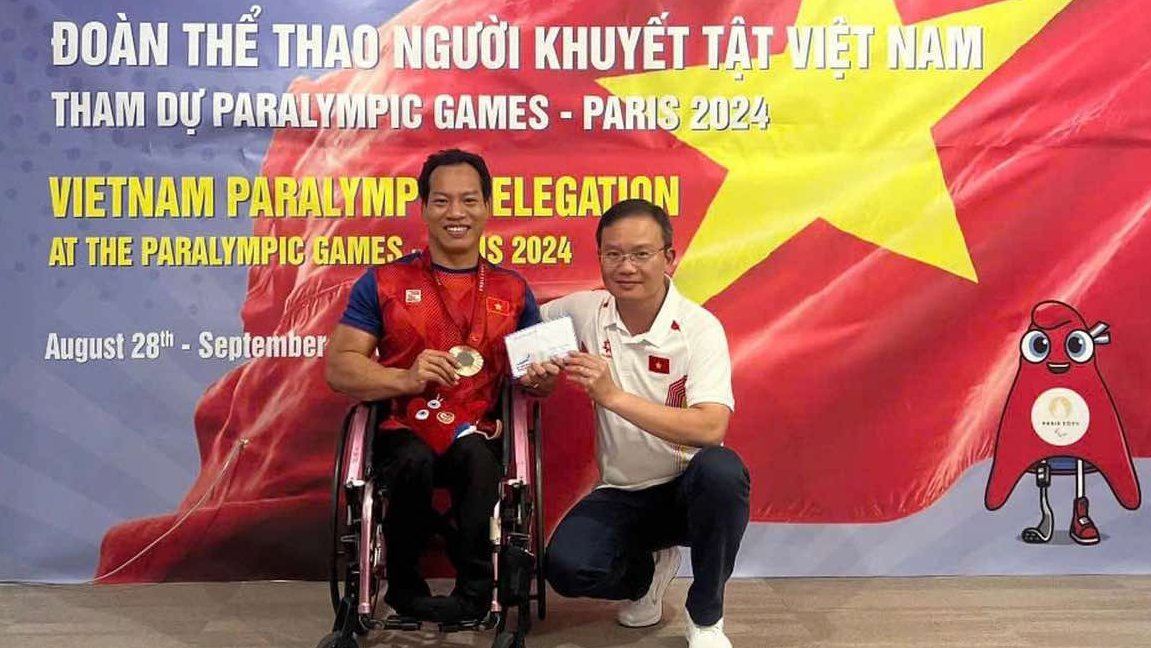 Lực sĩ Lê Văn Công nhận thưởng từ đoàn Thể thao người khuyết tật Việt Nam tại Paralympic 2024. Ảnh: TTVN