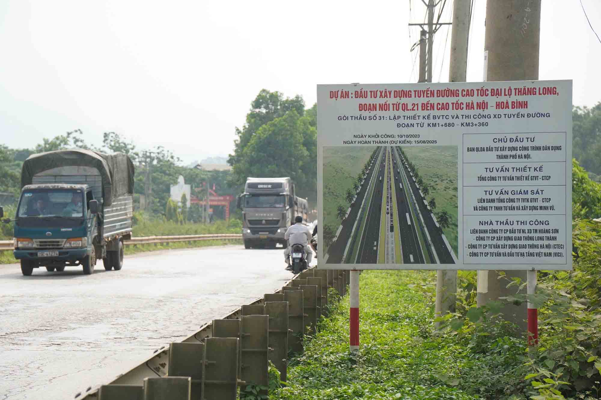 Project information board is located on Cultural Village Street (Thach That, Hanoi). Photo: Huu Chanh