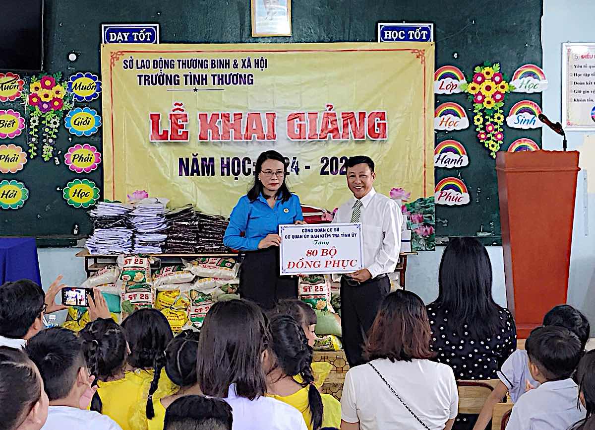 The grassroots trade union gave uniforms to the students as gifts. Photo: Pham Duy