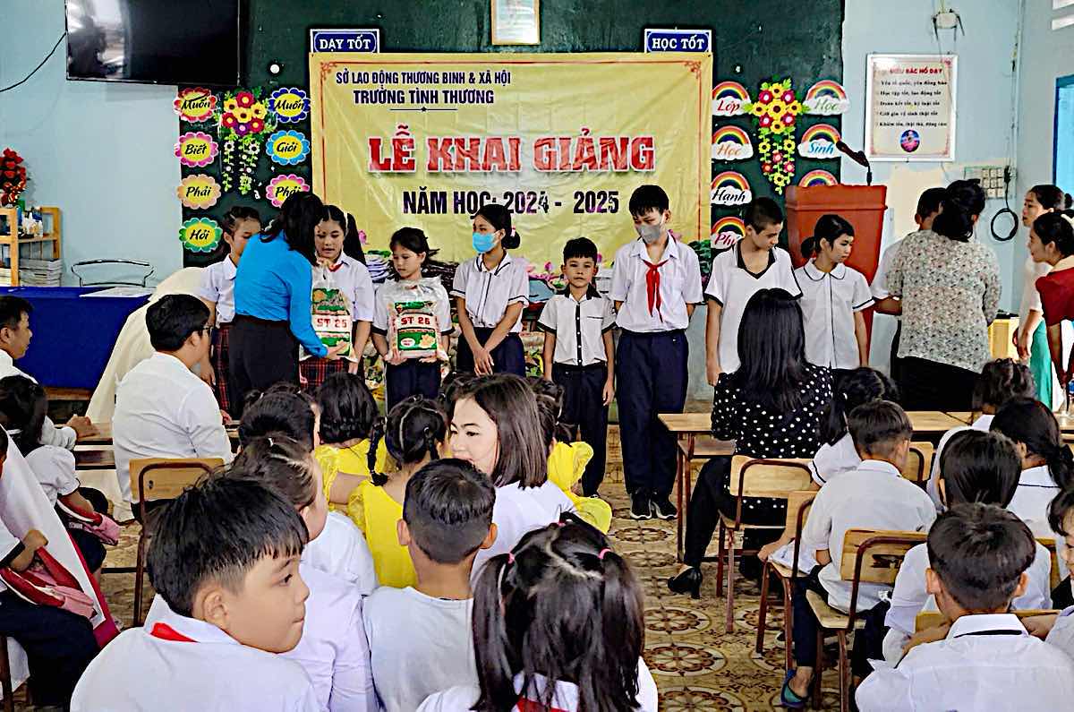 Many gifts were given to students of Binh Thuan Province's Love School. Photo: Pham Duy